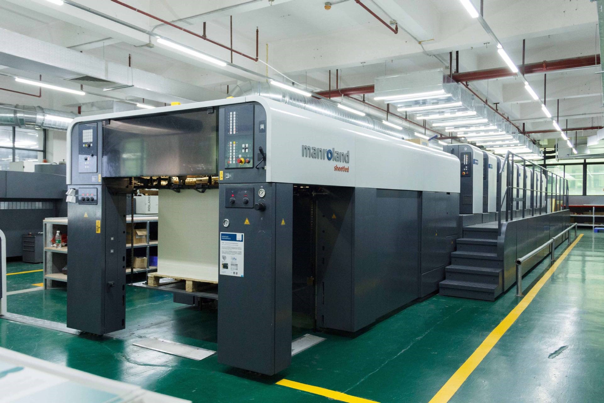 ROLAND 708 LV UV Evolution Assisting Zhenxiong Printing in increasing its Production Capacity Polski